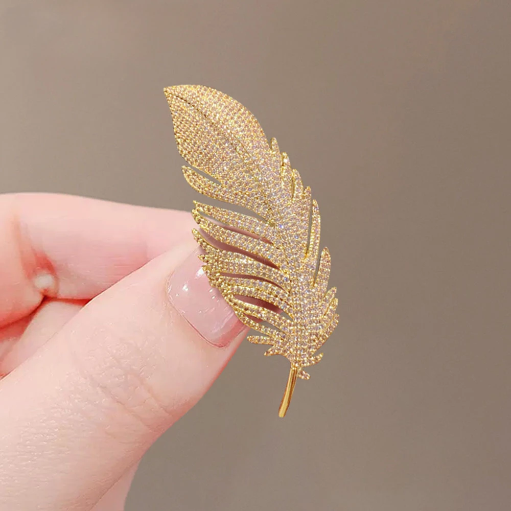 broche-feuille-precieuse-en-or