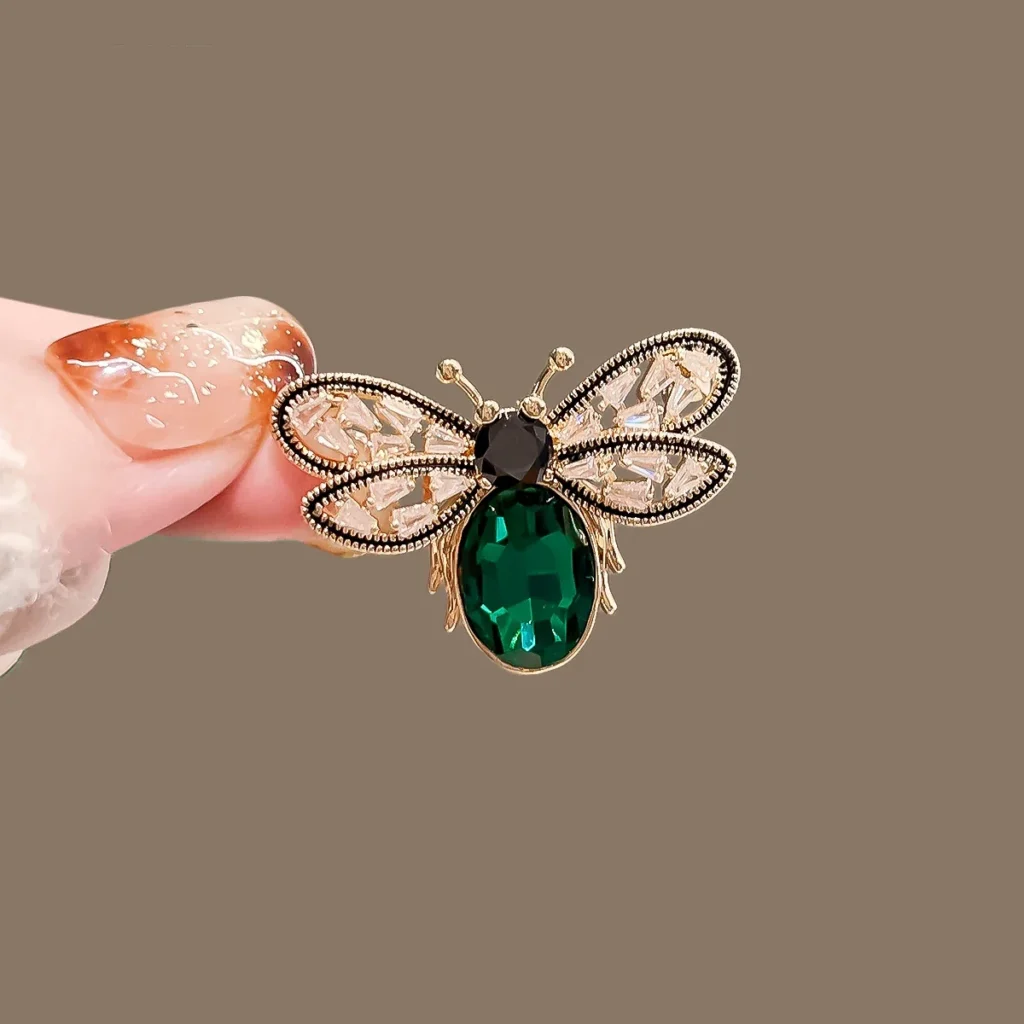 broche-papillon-en-emeraude