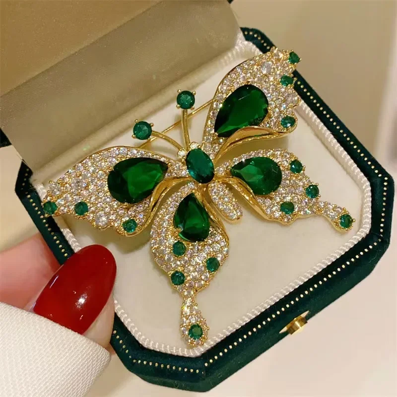 broche-papillon-vert-en-or